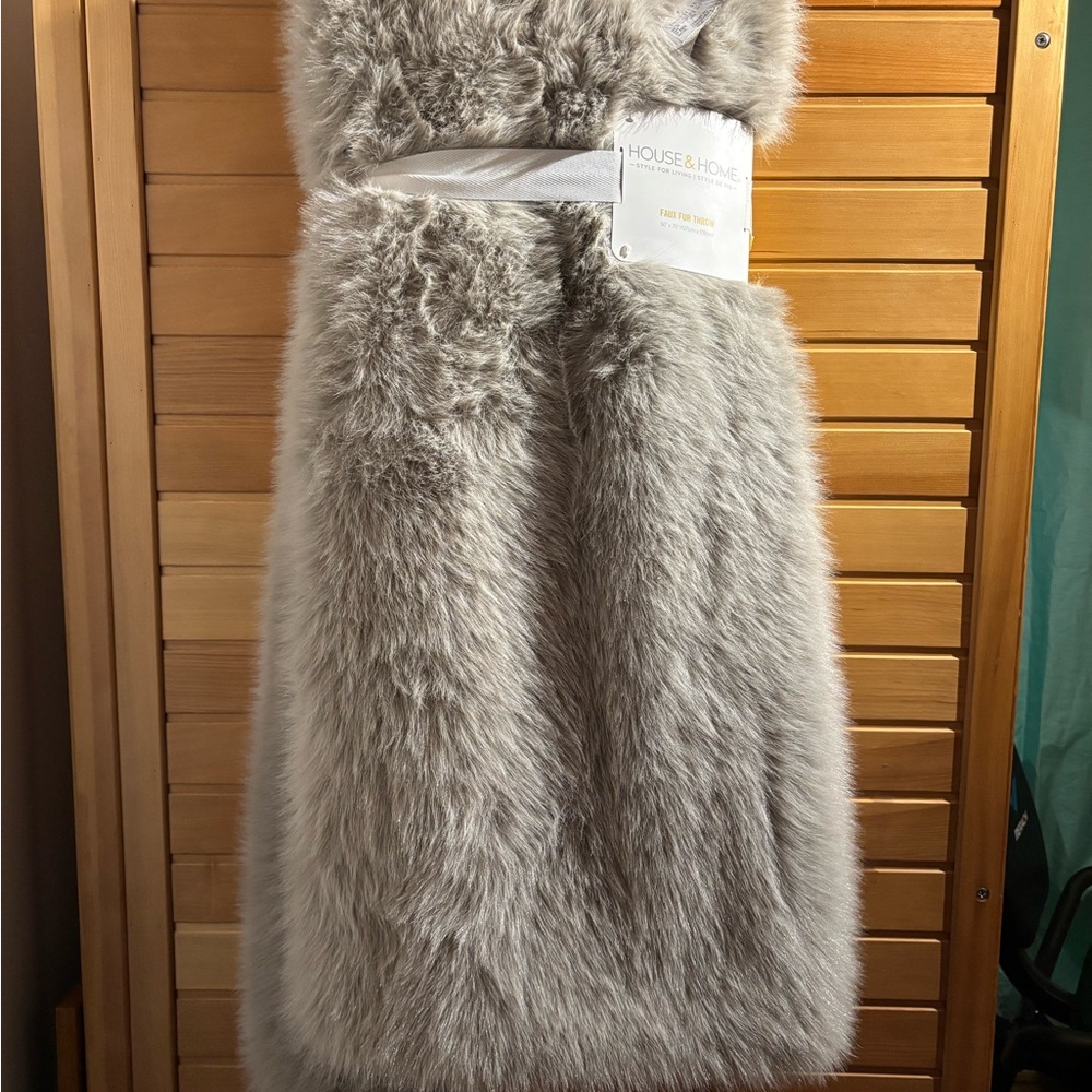 BNWT Gorgeous Gray Faux Fur Throw Blanket